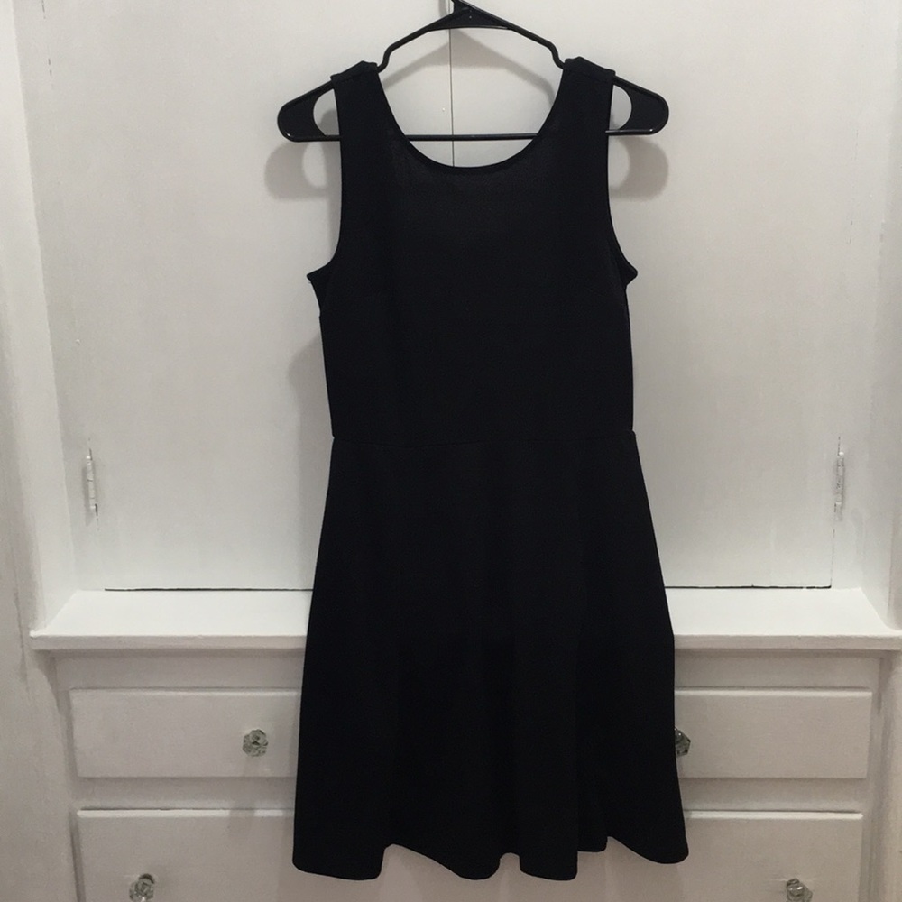 Women’s low-back Dress
